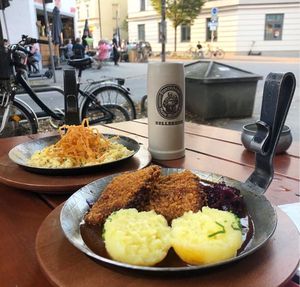 Crunchy vegan schnitzel with potato dumplings, and a south German version of mac'n'cheese "Käs Spätzle" accompanied by Münchner Bier at Bodhi in Munich
