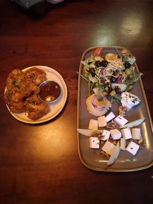 Buffalowings und Keeseplatte at Bodhi in Munich