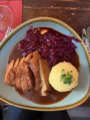Vegane Ente mit Blaukraut, Dunkelbiersosse und Kartoffelknödel  at Bodhi in Munich