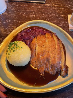 Veganer Entenbraten mit leichter Fettschicht und Kruste darüber…wie echt! Und so gut!!  at Bodhi in Munich