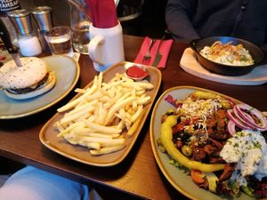 Bodhi Salad with Gyros, Keesespätzle, Cheese Burger with Beyond Meat and with Fries at Bodhi in Munich