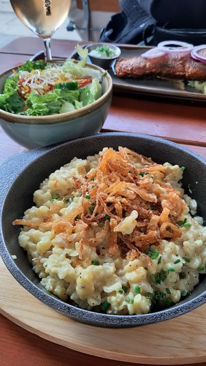 Vegane Käsespätzle mit Beilagensalat at Bodhi in Munich