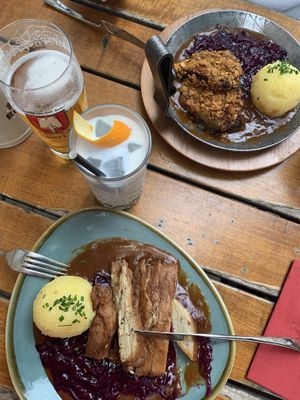 Vegane Ente und Soja-Röstis mit je Rotkohl, Knödel & Soße.  at Bodhi in Munich