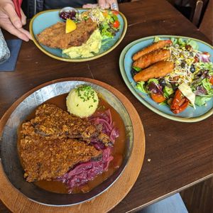 Was craving German cuisine since Viasko in Berlin is no longer operating.. ordered their recommended Pfandler and Bodhi salad with Beyond Chicken strips. My mate had Schnitzel. Goo at Bodhi in Munich