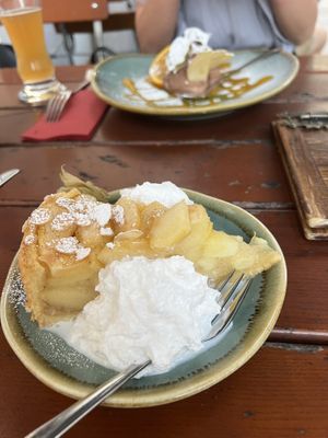 Apfelkuchen und Schoko Mousse   at Bodhi in Munich