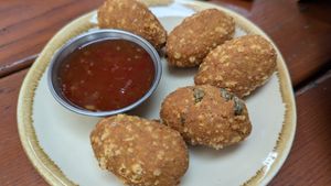 These were really good -- Chili Cheeze Nuggets
5 pieces
with sweet chili dip at Bodhi in Munich
