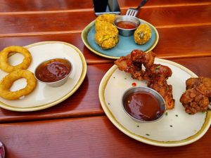 Chilli Cheeze Nuggets
Buffalo Wings
Zwiebelringe
(already half eaten) at Bodhi in Munich
