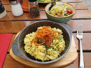 Käsespatzen mit Salat at Bodhi in Munich