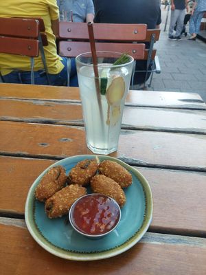 Jalapeno cheese thingies and ginger lemonade at Bodhi in Munich