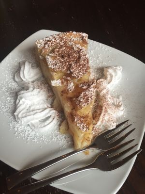 warm apple cake with cream (3,50€) at Bodhi in Munich