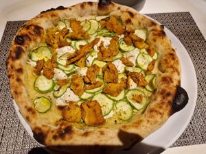 Pizza bianca con mozzarella di mandorla e straccetti vegetali at Il Buco Ristorante Pizzeria in Riccione