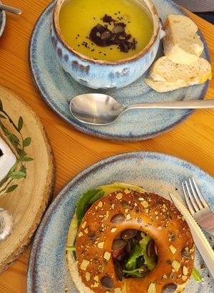 Kartoffelsuppe und Frühstücks Bagel at Cafe Leni in Simbach