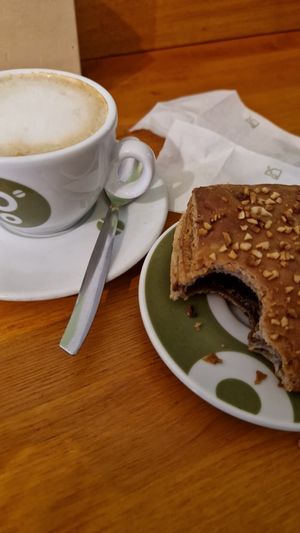 Cappuccino al latte di avena e fagottino al cioccolato at Nora Book & Coffee in Turin
