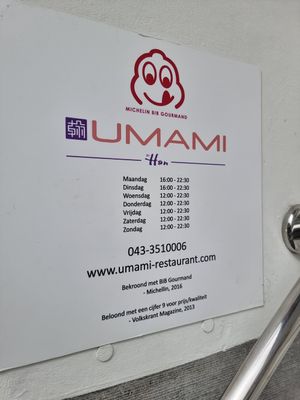 Sign with opening hours at Umami in Maastricht