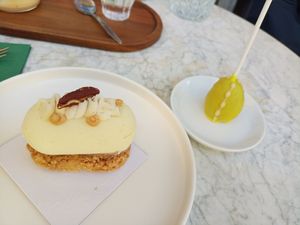 Pistazientörtchen und "Cakepop" at Patisserie Sießl in Munich