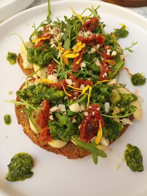 Hummusbrot at Patisserie Sießl in Munich