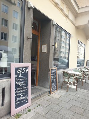Outside at Patisserie Sießl in Munich