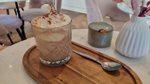 "Iced chocholade with vanilia ice" (7,10€) at Patisserie Sießl in Munich