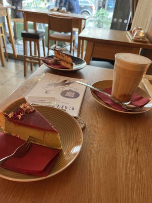 Matcha-Torte und Haselnuss-Schokotorte und Spekulatius-Latte  at Gloria in Cologne