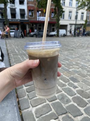 Iced hojicha latte with oat milkk  at DRACHE Specialty Coffee Bar in Brussels