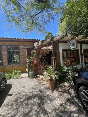 O lugar é muito agradável, com opções veganas tanto para o café da manhã como para o almoço. Vale muito a pena conhecer.   at Cumbuca in Florianopolis