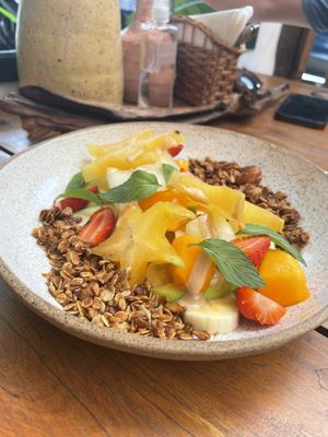 Frutas do dia com granola e tahine ♥️  at Cumbuca in Florianopolis