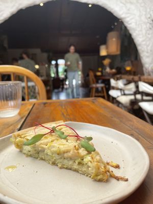 Quiche de alho poró e queijo de castanhas. Estava muito saborosa.   at Cumbuca in Florianopolis