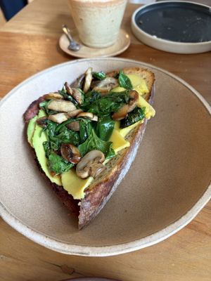 Pão com cogumelos, queijo artesanal deles e espinafre, uma delícia   at Cumbuca in Florianopolis