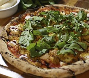 Pizza vegana de palmito rúcula e redução de aceto balsâmico #Veganuary at aPizz Londrina in Londrina