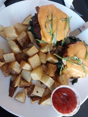 smokehouse benedict (vegan) at Handlebar in Chicago