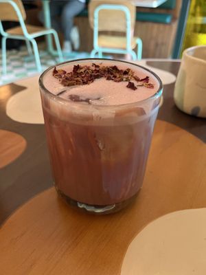 Un latte de rosas, betabel, vainilla, etc buenisimo   at Café Libertad in Mexico City