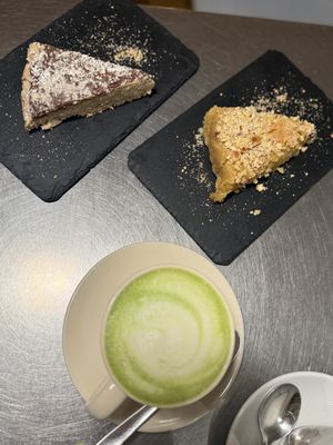 Matcha, tarta de pera y tarta de manzana   at MATi in Zaragoza