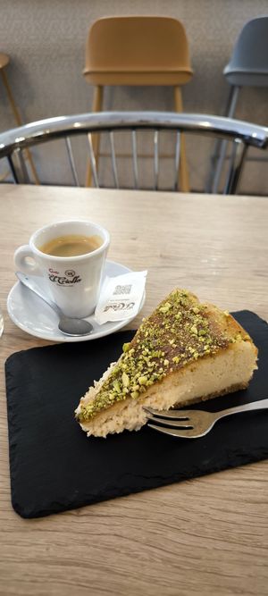 Pastel de queso con pistacho y cítricos at MATi in Zaragoza