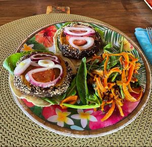 Raw, gluten-free burgers #Veganuary at GLO Flex Café + Health Center in Chinandega