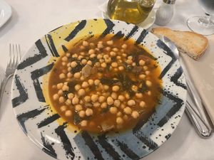 Guiso de garbanzos con setas  at Quatre taules  in Montblanc