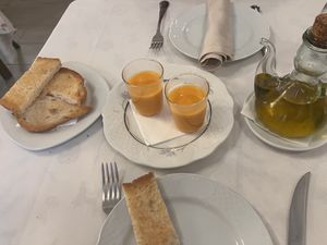 Aperitivo, crema de calabaza, pan tostado y aceite de la comarca  at Quatre taules  in Montblanc