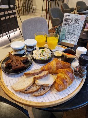 Vegan breakfast plank for two persons at Anne&Max - Domstraat in Utrecht