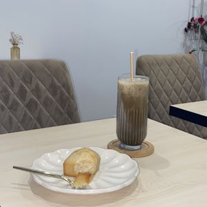 cake yuzu vegan et hojicha latte au lait d'avoine  at  Maison Plum - 茶樓 Salon de thé cantonnais in Montpellier