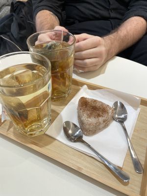 Tee und Zimt-Reisbällcheb  at Legüm in Graz