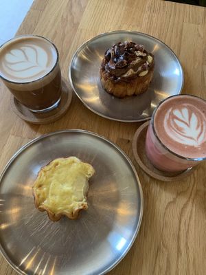 No me aguanté y probé el flan de vainilla antes de la foto  at Magma Bakery Lab  in Barcelona