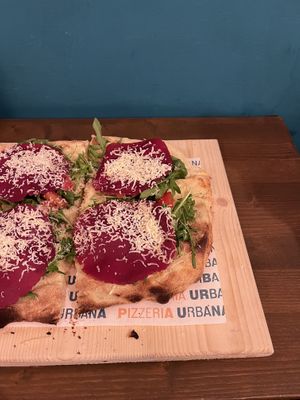 Pizza con bresaola vegetale, grattugiato vegetale, mozzarella vegetale, rucola  at Pizzeria Urbana in Urbino
