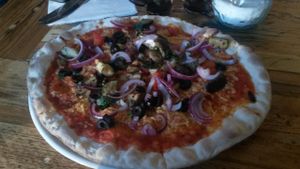 Vegan pizza with vegan cheese at SlimJims in Hamburg