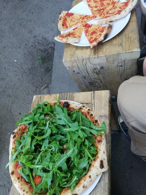 Fungi, olive mit Tomate, Knoblauch und Rucola & Margarita at SlimJims in Hamburg