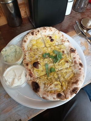 Garlic stripes & dips at SlimJims in Hamburg