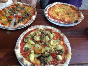 a vegan and two vegetarian pizza at SlimJims in Hamburg
