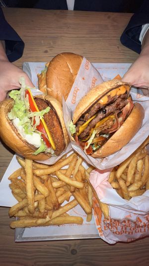 Scrocco (bacon vegano, doppio burger, cheddar, cipolla croccante) e Gallo (vegan chicken)  at Guzzo - Città Studi in Milan