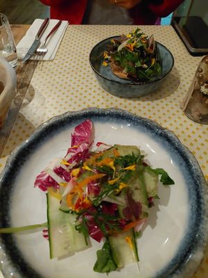 Carpacio de légumes (bas), tarte aux oignons (haut) at Thym Et Romarin in Montpellier