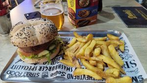 Hamburguesa de falafel at Dedos in Tenerife