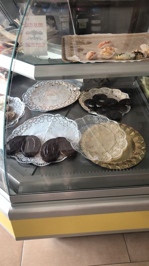 También tienen bollería y dulces veganos at Aloe in Almeria