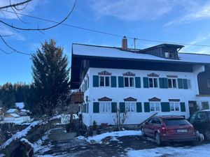 The old stable with the guestrooms at Wohlfühlhof Zeh e.V. - Lebenshof für Tiere & Ferienhof in Waltenhofen